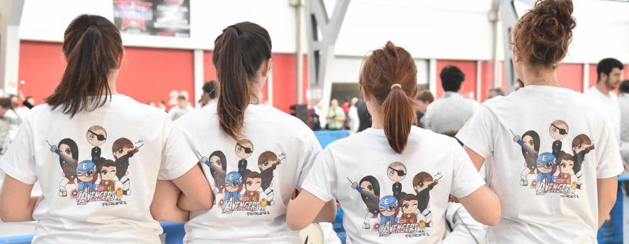 31437278_1762980103762675_3529369910696214528_o Le ragazze ai Campionati Italiani Assoluti a Squadre dell'anno scorso. Foto di Andrea Trifiletti (Bizzi Team). Disegno di Sofia D'Agnese